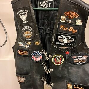 Mens Vintage Biker Motorcycle Rider Black leather Vest with Patches. Size 54 XXL